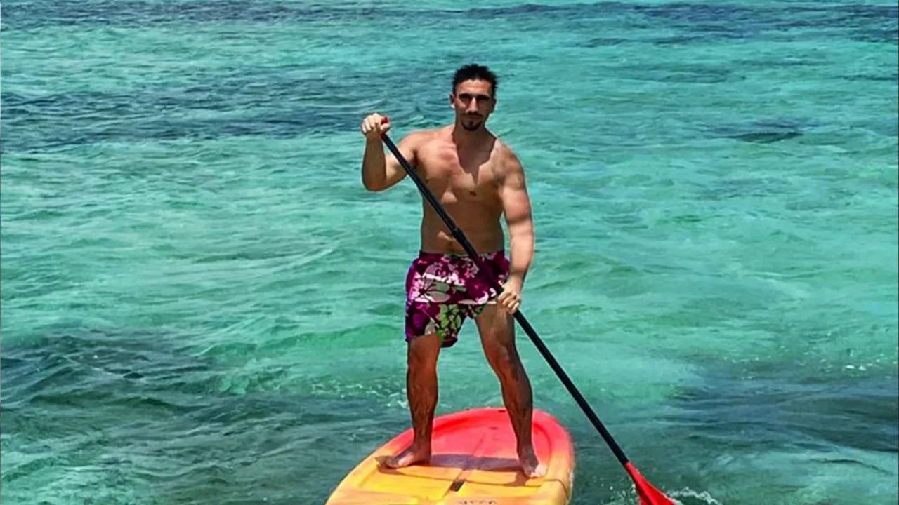 Personne faisant du paddle sur les eaux turquoise du lagon du Grand-Cul-de-Sac-Marin en Guadeloupe