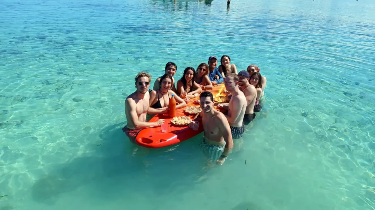 Groupe de passagers profitant d’un apéritif convivial dans le lagon turquoise du Grand-Cul-de-Sac-Marin en Guadeloupe