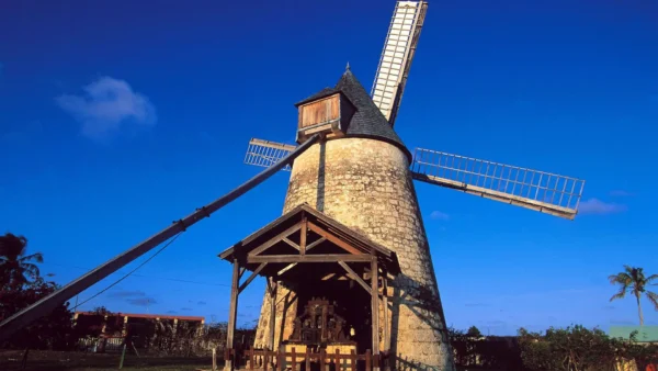 Moulin à vent traditionnel de Marie-Galante sous un ciel bleu